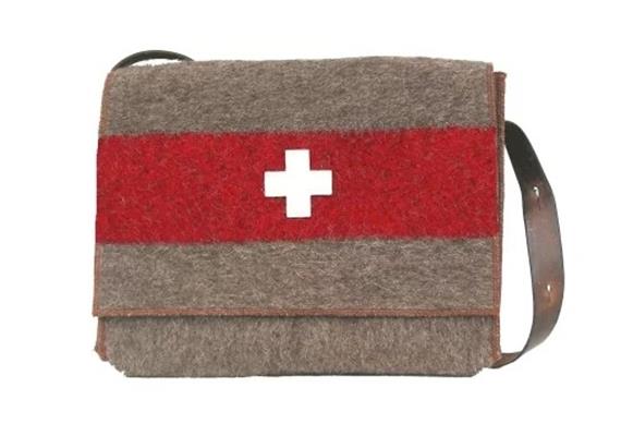 Umhänge Tasche mit CH-Kreuz und Lederträger Umhänge Tasche mit CH-Kreuz und Lederträger